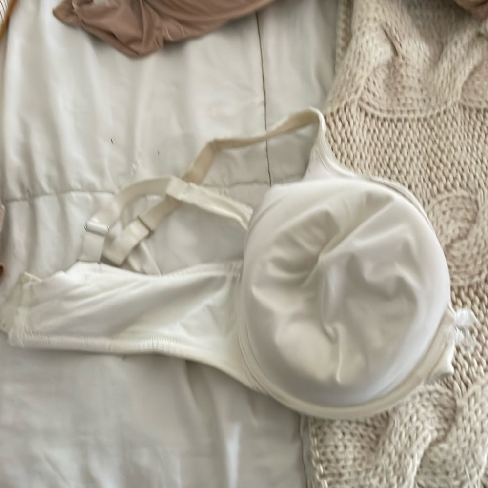Gently used VS bra. Size 38DDD IN WHITE.
